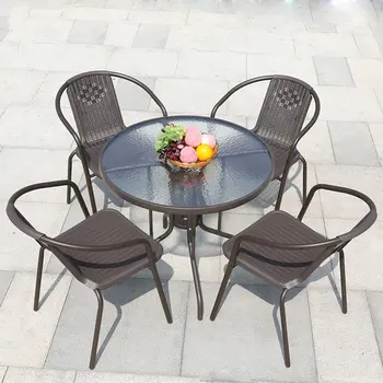 Комбинация чайного столика и стула во дворе чайного магазина, открытый балкон с кованым креслом из ротанга для отдыха.