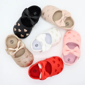 Новая Повседневная обувь для новорожденных, Обувь для кроватки, Мягкая Кожаная обувь с принтом в виде сердца, Подошва с крючком и бантиком, Детские Красные, Розовые, Белые, Черные туфли 0-18 м